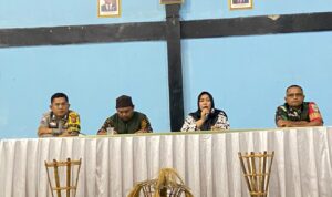 Hj Titin (Kepala Desa Cigelam) berharap Mahasiswa KKN STIES Indonesia Purwakarta dapat berkreasi dan berkontribusi